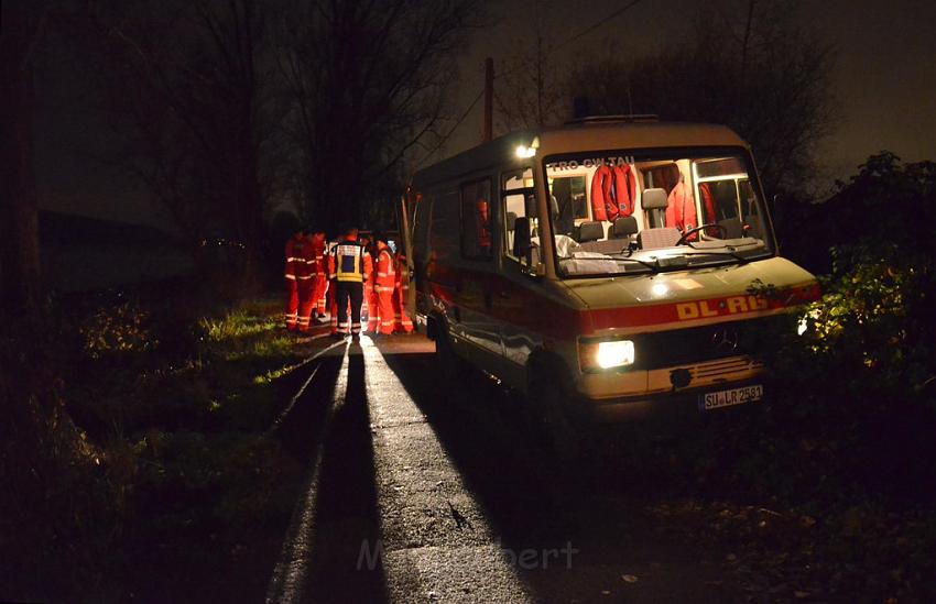 Einsatz BF Koeln PKW im Rhein Mondorf Hersel P154.JPG